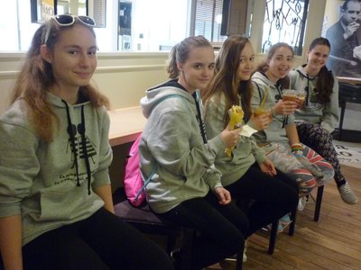 11.06.2015 - Procházka Prahou - ZE + OSV (9.B) - Album - fotografie 36