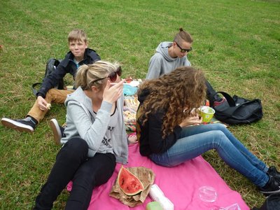 24.06.2015 - Závěrečný piknik ve Stromovce (7.B + 8.B) - Album - fotografie 11
