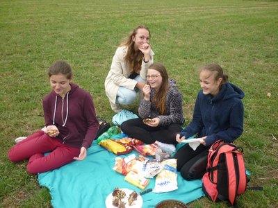 24.06.2015 - Závěrečný piknik ve Stromovce (7.B + 8.B) - Album - fotografie 19