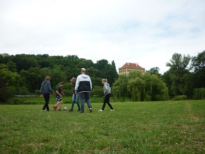 24.06.2015 - Závěrečný piknik ve Stromovce (7.B + 8.B) - Album - fotografie 13