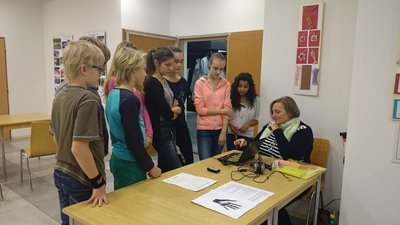 13.11.2015 - Nevidíme, neslyšíme, ale cítíme - workshop (8.B) - Album - fotografie 25
