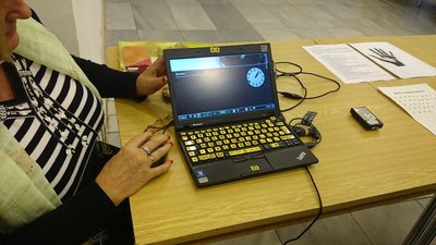 13.11.2015 - Nevidíme, neslyšíme, ale cítíme - workshop (8.B) - Album - fotografie 19