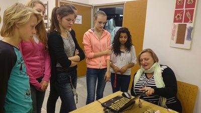 13.11.2015 - Nevidíme, neslyšíme, ale cítíme - workshop (8.B) - Album - fotografie 24