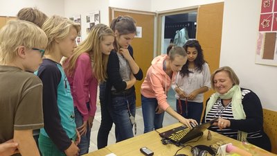 13.11.2015 - Nevidíme, neslyšíme, ale cítíme - workshop (8.B) - Album - fotografie 2