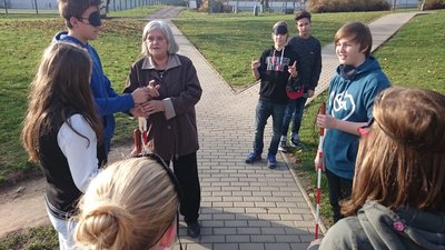 13.11.2015 - Nevidíme, neslyšíme, ale cítíme - workshop (8.B) - Album - fotografie 47