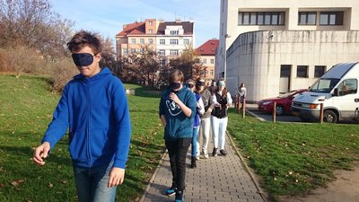 13.11.2015 - Nevidíme, neslyšíme, ale cítíme - workshop (8.B) - Album - fotografie 42