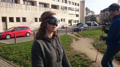 13.11.2015 - Nevidíme, neslyšíme, ale cítíme - workshop (8.B) - Album - fotografie 10