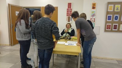13.11.2015 - Nevidíme, neslyšíme, ale cítíme - workshop (8.B) - Album - fotografie 32