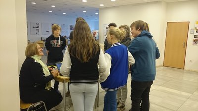 13.11.2015 - Nevidíme, neslyšíme, ale cítíme - workshop (8.B) - Album - fotografie 39