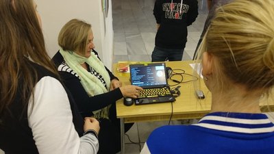 13.11.2015 - Nevidíme, neslyšíme, ale cítíme - workshop (8.B) - Album - fotografie 16