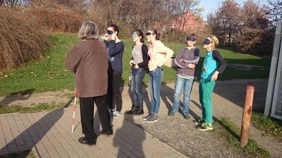 13.11.2015 - Nevidíme, neslyšíme, ale cítíme - workshop (8.B) - Album - fotografie 36