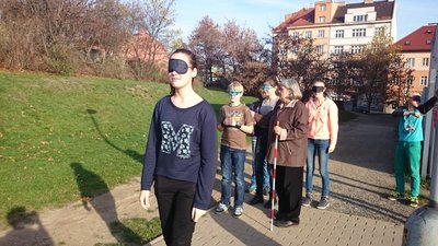 13.11.2015 - Nevidíme, neslyšíme, ale cítíme - workshop (8.B) - Album - fotografie 40