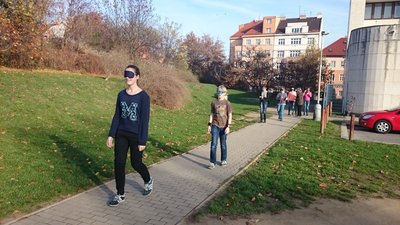 13.11.2015 - Nevidíme, neslyšíme, ale cítíme - workshop (8.B) - Album - fotografie 33