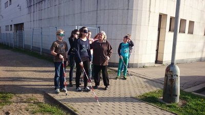 13.11.2015 - Nevidíme, neslyšíme, ale cítíme - workshop (8.B) - Album - fotografie 45