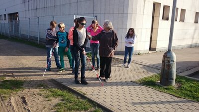 13.11.2015 - Nevidíme, neslyšíme, ale cítíme - workshop (8.B) - Album - fotografie 29