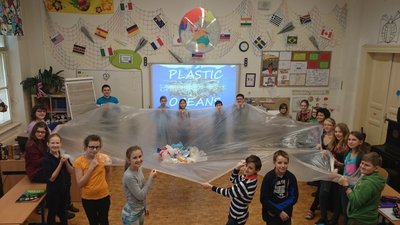 20.02.2016 - Zeměpisný projekt - PLASTIC OCEAN (6.ABC) - Album - fotografie 1