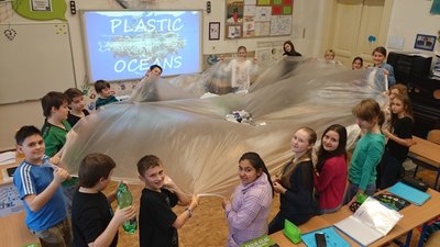 20.02.2016 - Zeměpisný projekt - PLASTIC OCEAN (6.ABC) - Album - fotografie 3