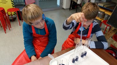 16.11.2018 - Laboratoř Abrakadabra - Chytří gurmáni z 5.D - Album - fotografie 20