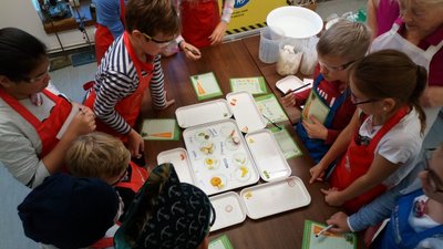 16.11.2018 - Laboratoř Abrakadabra - Chytří gurmáni z 5.D - Album - fotografie 24