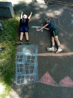 29.06.2021 - Malování na chodníku 3.B - Album - fotografie 10