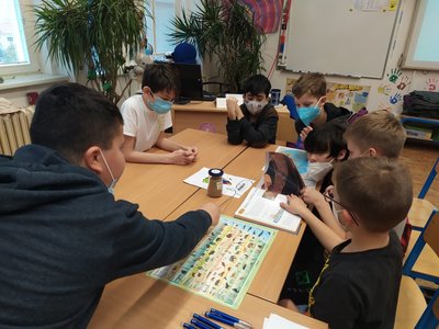 12.11.2021 - Páťáci (V.A) učí páťáky (V.B) - Album - fotografie 15