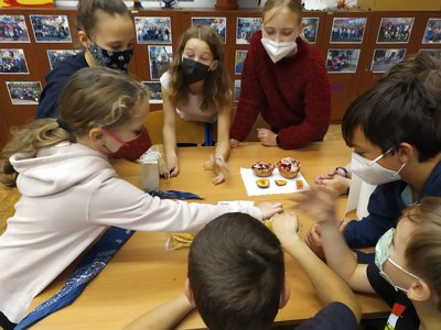 12.11.2021 - Páťáci (V.A) učí páťáky (V.B) - Album - fotografie 18