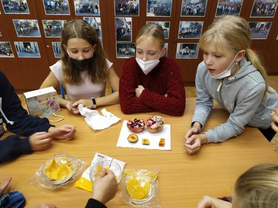 12.11.2021 - Páťáci (V.A) učí páťáky (V.B) - Album - fotografie 6