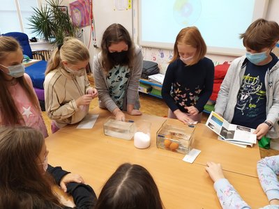 12.11.2021 - Páťáci (V.A) učí páťáky (V.B) - Album - fotografie 17