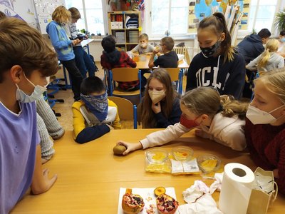 12.11.2021 - Páťáci (V.A) učí páťáky (V.B) - Album - fotografie 12