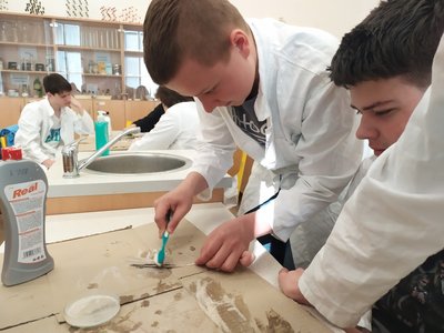 22.04.2022 - Bádáme s ropou (9.ABC) - Album - fotografie 14