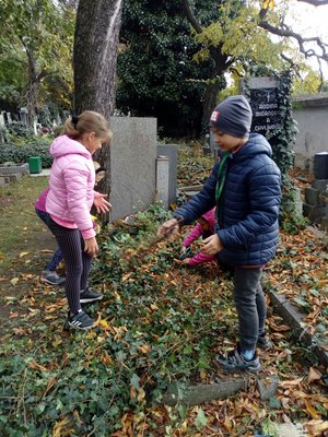 02.11.2023 - Dušičková návštěva hřbitova (IV.C) - Album - fotografie 13