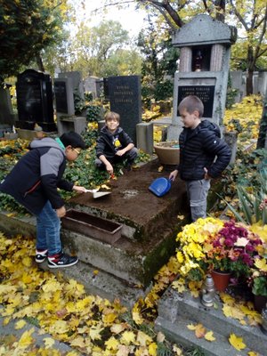 02.11.2023 - Dušičková návštěva hřbitova (IV.C) - Album - fotografie 4