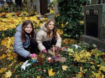 02.11.2023 - Dušičková návštěva hřbitova (IV.C) - Album - fotografie 8