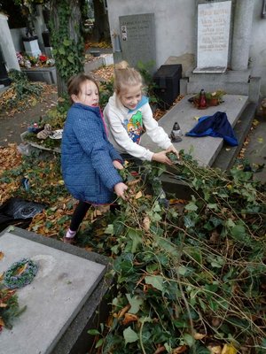 02.11.2023 - Dušičková návštěva hřbitova (IV.C) - Album - fotografie 5