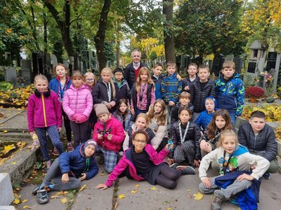 02.11.2023 - Dušičková návštěva hřbitova (IV.C) - Album - fotografie 9